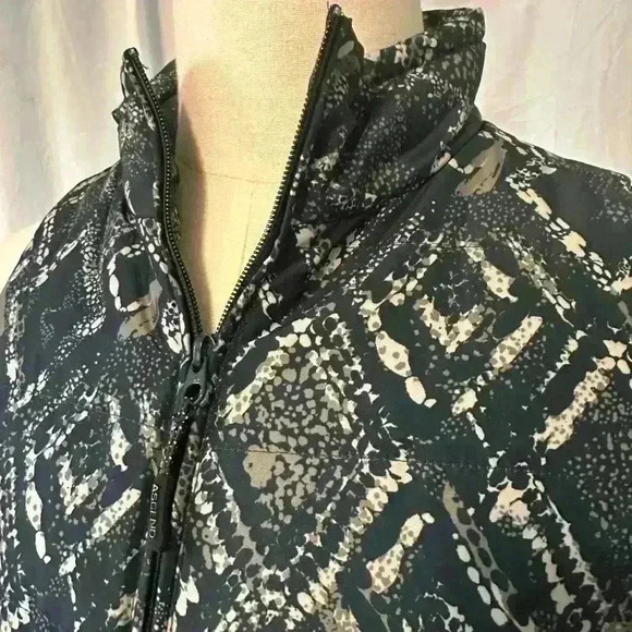 Ascend Women’s Size Small Puffer Winter Vest. Pockets. Full Zip - Picture 2 of 7